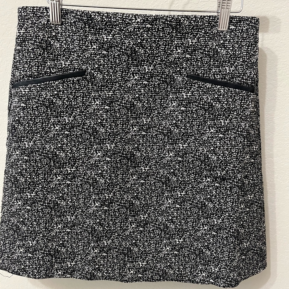Roz & Ali black and white skirt 2 pockets on front